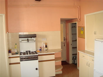 Old, dated kitchen with stand-alone cooker